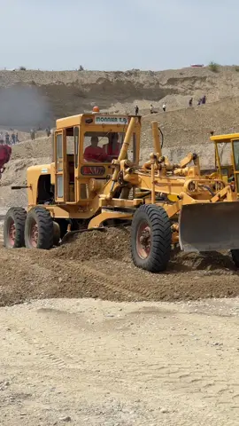 Grader trying to be a dozer at Engins Passion 2022 #heavyequipment #grader #excavator #vintage #antique #machinery 