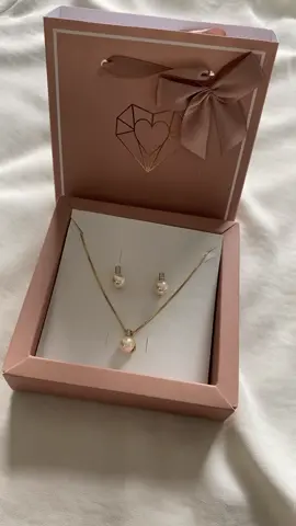Os acessórios em pérolas são clássicos e toda mulher deve ter pelo menos uma peça em seu porta-joias  Conjunto em pérola R$88,00 Enviamos para todo o Brasil  Compre pelo site www.lsoderjoias.com.br  #lsoderjoias #perolas #brincos #colares #conjuntofeminino #acessoriosfemininos #brincodeperola #colardeperolas #portoalegre #florianopolis 