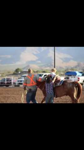 Rodeo days and backyard farm life, these are the good old days and im going to treasure them #goodolddays #olddirtroad #farmlife #rodeomom #rodeokids 