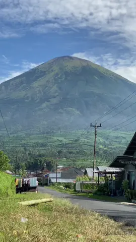 Nih gess, video mentahan view gunung sindoro yg kemaren, silahkan di pakai ya, semoga bermanfaat 🙏🏻 #videomentahanalam #videentahan #viewgunung #gunungsindoro #fyppp 