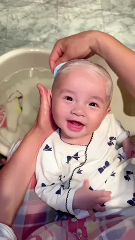 Baby special silicone shampoo brush, not afraid of dandruff, baby loves to wash hair from now on#babygoodthing #babythings #siliconeshampoo #shampoobrush #babybath 