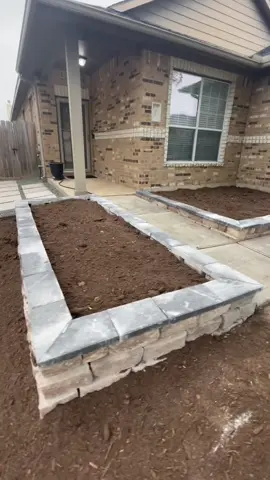 #rostroflowerbeds #landscapedesign #landscaper #mulch #gardening #DIY #diyproject #texaslandscaper #landscapersoftiktok #raisedbedgarden #yardofthemonth #landscaping #hardscape 
