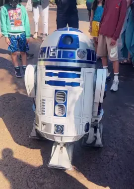 When you’re challenged to a scream off with a droid you show up or you shut up. #disney #starwars #r2d2 #scream #galaxysedge #comedy 