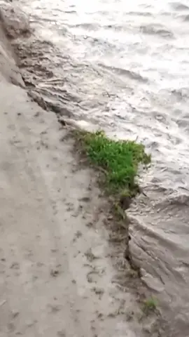 আমাদের চর এলাকা নদী ভাঙ্গনে পড়াই শেষ এই পার ভাঙ্গে ওই পার ঘরে নদীর কি আসে যায়