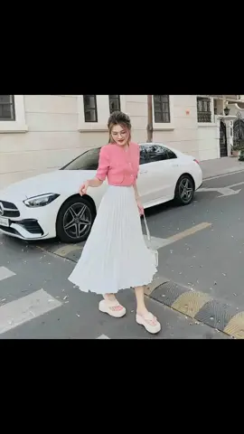 SET ÁO CỔ TRÒN LINEN CROTOP MIX CHÂN VÁY LỤA 2 LỚP DẬP LY HÀN QUỐC SA97 - SAM FREESIZE < 55KG Set áo cổ tròn lenin croptop phối chấn váy lụa 2 lớp dập ly hàn quốc sang trọng đi chơi đi tiệc siêu sang chảnh. Phong cách đi làm đơn giản,thích hợp, mặc nhà, dạo phố, picnic... Form chuẩn phù hợp với vóc dáng phụ nữ Việt Nam Kiểu dáng street style vừa dịu dàng vừa cá tính Kích thước : Freesize dưới 56kg tùy chiều cao Vòng ngực: 80cm - 100cm. Vòng mông: 90cm - 120cm. Vòng eo: 60cm - 75cm. 1m50 – 1m55 từ 40 – 46kg vừa. 1m55 – 1m6 từ 46 – 52kg vừa. Trên 1m6 từ 51 – 55kg vừa. Thông tin sản phẩm: CHẤT LIỆU : áo lenin chân váy lụa  Màu sắc: Kem, Hồng váy trắng Xuất xứ: Việt Nam Lưu ý : - Do sự chênh lệch về cài đặt ánh sáng và màn hình,màu sắc của sản phẩm thực tế có sự chênh lệch nhẹ so với thực tế. - Do đo lường thủ công khác nhau,có thể  có sai số 1-3cm nhưng trong phạm vi cho phép.  - Giặt riêng sản phẩm MỚI bằng tay với nước lạnh và phơi khô tự nhiên (tuyệt đối  không sử dụng sản phẩm  với các loại bột giặt có chất tẩy cao) - Lộn mặt trái trước khi giặt để đảm bảo độ bền màu của sản phẩm. - Quý khách nhận được hàng nếu có thắc mắc vui lòng liên hệ shop trước khi đánh giá sản phẩm.Quý khách nhận được hàng,ưng sản phẩm cho shop xin 1 đánh giá 5 sao kèm hình ảnh sản phẩm nhé. - Một số  sản phẩm của shop là hàng FREESIZE, shop đều ghi rõ số kg, màu sắc,chất liệu đều được cung cấp rõ ràng.Những trường hợp sản phẩm bị lỗi,rách hoặc sản phẩm không giống hình hay kém chất lượng,khách phải cung cấp video khi khui  hàng giúp shop nhé.