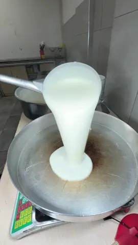 Hisarönü süt tatlıları 🙋‍♂️ İzmir’e her geldiğimde muhakkak Kazandibi yerim. Yapılışını hep merak etmişimdir. En sonunda yapılışınıda gördüm. Lezzet fevkalade ötesi gerçekten. Sütlü tatlılardan en sevdiklerimden birisidir. İzmire gelirseniz Hisarönü süt tatlarının Kazandibisini denemeniz lazım. #İzmir #Tatlı #SütlüTatlı #NeYesekYaa