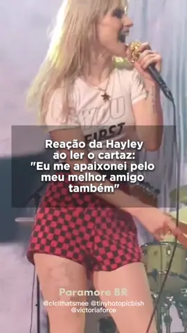 Durante “Still Into You” no show ek Houston Hayley e Taylor sorriram ao ver um cartaz escrito “eu me apaixonei pelo meu melhor amigo também” levado por uma fã! 🥹 #paramore #hayleywilliams #stillintoyou #tayloryork 