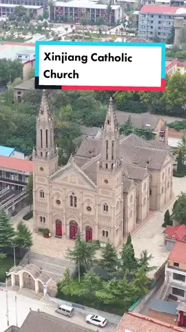 Xinjiang Catholic Church. Katedral Xinjiang. 新绛天主堂 (xīn jiàng Tiān zhǔtáng).  Location:  Tebing tinggi di puncak Jalan Chengbei di Kabupaten Xinjiang, provinsi Shanxi, China.  Xinjiang adalah tempat pertama di mana agama Katolik diperkenalkan di Provinsi Shanxi. Pada tahun 1620 M (tahun ke-48 Wanli di Dinasti Ming), pendeta Italia Ailulius datang ke Jiangzhou dan mendirikan gereja Katolik pertama di Provinsi Shanxi. Pada tahun 1936 menetapkan Jiangzhou sebagai prefektur apostolik dan menetapkan Xinjiang sebagai katedral (mansion) uskup. Berafiliasi dengan wilayah misionaris Fransiskan di Belanda, Santo Katolik Antonius adalah pelindung keuskupan dan katedral, dan Kong Zhaoming, seorang Fransiskan Belanda, adalah pendeta uskup. Mendirikan sebuah biara, rumah biarawati, Perkumpulan Baochi, panti jompo, Rumah Sakit Shoushan, Sekolah Andao dan Gereja Katolik. Rumah uskup meliputi area seluas lebih dari 60 mu, dengan lebih dari 200 bangunan. Pada tahun 1937, ibu Uskup Kong, untuk memperingati putranya, mensponsori 45 kilogram emas untuk membangun katedral besar dengan perpaduan gaya arsitektur Barat dan China, yang merupakan salah satu gereja terbesar di China.  #travel #discover #ancientplaces #jalanjalan #XinjiangCatholicChurch #Xinjiang #shanxi #China 