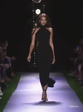 Irina Shayk walking for Brandon Maxwell SS20 #IrinaShayk #brandonmaxwell 
