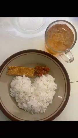 tempe satu sambal sedikit, kenapa? karena aku terlalu serius mengukir nasi berbentuk love itu😁 #tempegoreng #tempe #lezat #meme #jokes #healing #dulugasieh 