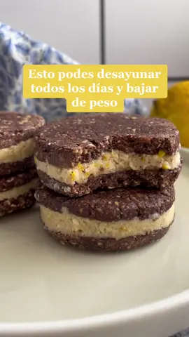 Importante: el descenso de peso dependera de llevar un déficit calorico controlado a lo largo del dia!  No sucede por una sola comida o alimento 🫶🏻 ❤️INGREDIENTES. Rinde 4 porciones👇🏼 ✅MASA 1 huevo 50 g de avena 20 g de harina integral 10 g de cacao amargo 1 cucharada sopera de edulcorante líquido 1 cucharada tipo té al ras de polvo para hornear 1 cucharada tipo té de extracto o esencia de vainilla ✅RELLENO 30 g de proteína en polvo sabor vainilla o leche en polvo descremada 3 cucharadas tipo té de jugo de limón Ralladura de un limón 30 g de chocolate blanco derretido 3 cucharadas tipo té de agua 1 cucharada tipo té de edulcorante 👉🏼PROCEDIMIENTO ✅MASA:  En un bol colocar el huevo, el edulcorante y la vainilla, la avena, la harina, el polvo para hornear y el chocolate.  Mezclar todos los ingredientes. Formar una pasta, que quede como un pegote. Humedeciendo las manos con agua, formar bolitas de mezcla y colocar en una placa de horno aceitada o con papel manteca o silicona.  Podés usar un molde para muffins de 5 cm de diámetro si querés que te queden todas las tapas parejas. Aplastar con una cuchara humedeciendo la base de la misma sobre una fuente de horno antiadherente aceitada o con papel silicona. Enviar al horno precalentando a 200 grados por 15 minutos y reservar. ✅RELLENO:  Mezclar el chocolate blanco derretido, la leche en polvo o la proteína en polvo, la cascarita de limón, el jugo de limón y el agua. Queda una pasta muy pegote.  Con ayuda de una cuchara tipo té distribuir en las tapas de manera equitativa y cerrar con la otra tapa encima.  Aplastar hasta que el relleno llegue hasta los bordes y emparejar. Listo! #alfajor #proteico #fit #saludable