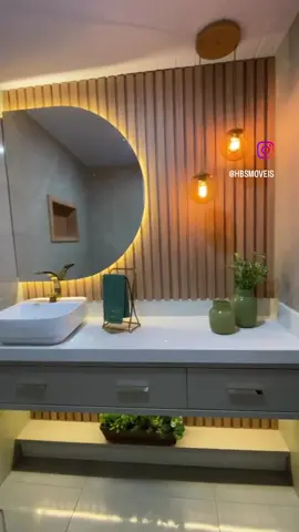 Fizemos um lavabo que transborda elegância e brilho! Encante-se com este espaço deslumbrante no Nosso Show Room, onde um espelho meia lua e um painel ripado se unem para criar um ambiente sofisticado. Os detalhes da louça em dourado adicionam um toque de luxo e refinamento. Um verdadeiro oásis de estilo e glamour. ✨💫 Projeto: @soaresalcebides_hbs e @heleinemsilva  Puxadores: @zendesignoficial   #LavaboLuxuoso #DetalhesEmDourado #HBSshowroom”