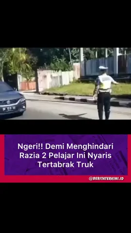 Dua orang pelajar mengendarai sepeda motor Yamaha Mio terserempet truk hingga nyaris terlindas saat menghindari razia polisi. Detik-detik menegangkan itu viral di media sosial dalam bentuk rekaman video Rabu, 12 Juli 2023. Diketahui, kejadian tersebut berlokasi di Jalan Sudirman, Karangasem, Bali saat petugas melakukan razia pada Selasa, 11 Juli 2023 kemarin. Melalui video yang beredar di media sosial, mulanya dua pelajar itu berbonceng sepeda motor tanpa menggunakan helm. Melihat adanya pelanggaran, salah satu petugas yang sedang melakukan razia sontak menghentikan laju motor pelajar tersebut. Akibat kaget melihat adanya petugas razia, dua pelajar itu berusaha menghindar dengan cara memalingkan sepeda motor yang dikendari ke arah berlawanan. Naas, saat berusaha kabur dari petugas, keduanya malah diseruduk truk Hino yang sedang melintas. ‘Brak’ keduanya terserempet dan jatuh hingga hampir terlindas. Artikel  VIVA.co.id