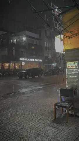 Bầu trời hôm nay sao thế.. Trời buồn nên cứ rơi mưa..!☔️⛱️ #xuhuong#capcut #xyzbca #mưa 