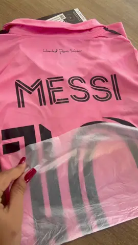 Aumente o volume e aprecie esse manto do #messi 🤤 #camisadetime #foryou #fyp #asmr #interdemiami #asmrvideo #asmrtiktoks #lionelmessi #camisadefutebol 