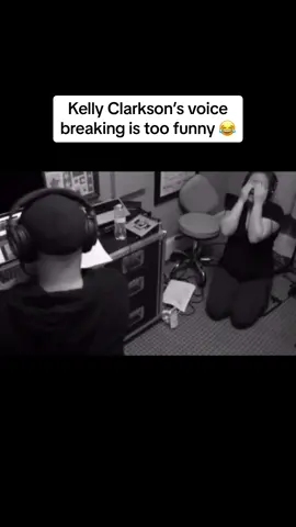 Kelly is badass 😂 #kellyclarkson #recordingsession #voicebreak #voicecrack #hilare #americanidol #gayinterest #grindr #badassgirl #iconicbehavior #laughatyourself 