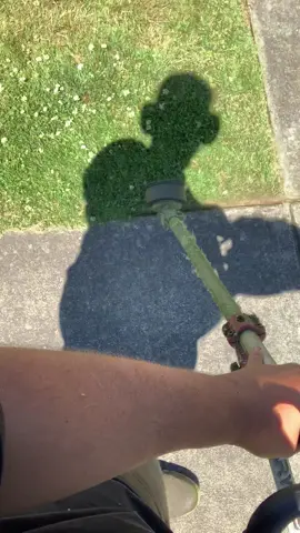 Therapy #fyp #satisfying #satisfyingvideo #oddlysatisfying #oddlysatisfyingvideo #lawncare #lawntok #lawn #edging #therapy #lawncarenation #landscaping #landscape 