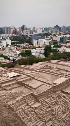 Huaca Pucllana, it is a great adobe and clay pyramid located in Miraflores, Lima, Peru. It served as an important ceremonial and administrative center for the advancement of the Lima Culture 🛕🇵🇪 #peru#perú#lima#limaperu#limaperú#miraflores#plazadearmaslima#huacapucllana#fyp#viral#travel#worldwalkerz