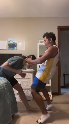 Se murio de risa💀💀😭 #bromas #bromasdepareja #defensapersonal #prank #coupleprank #parejatiktok #parejasgoals #parejabilingue #bromasenespañol #rachelandanyelo #nicaraguense #nicaraguantiktok🇳🇮 #nicaraguanhusband #esposonicaraguense 