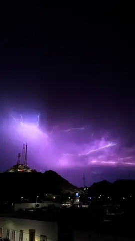 Esta noche Hermosillo, #Sonora, nos regala una hermosa velada con lluvia y relámpagos ⚡️🌧️ #TierraDeOportunidades #tunder #foryourpage #citylights #night #lighling #noche #rayos #relampago #colores #cielo #sky 