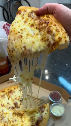 Another great cheese pull from Pizza Hut! 🍕 #foodporn #cheesepull #cheese #pizzalover 