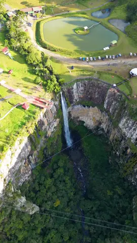 Cascata do Avencal, Urubici-Sc A Cascata do Avencal é uma belíssima cachoeira com 100 metros de queda livre do Parque Mundo Novo, uma das principais atrações de Urubici, na Serra Catarinense!✨🫶💚🇧🇷#destinosimperdiveis #fypシ゚viral #catcup #paravocê #parati #k 