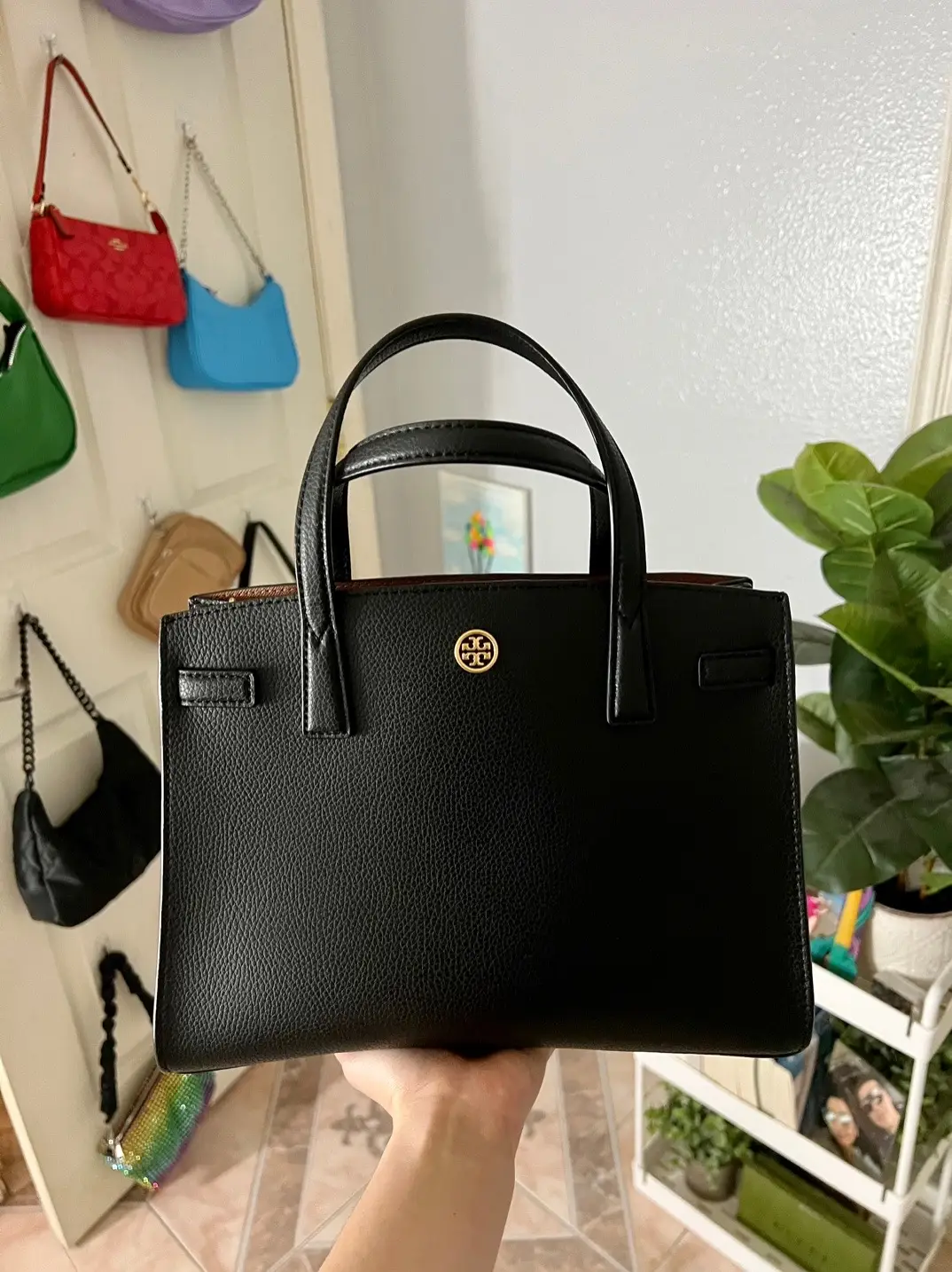 ft. my bag of the day & the essentials I carry in it 👛 #toryburch#ipadmini#essentials#bag #DailyRoutine 