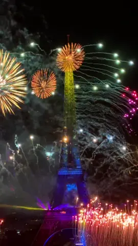 Liberté, liberté chérie…  💙🤍❤️  Grâce à la sécurisation de la Brigade d’Intervention de la DOPC, et celles de tous les autres policiers, en point haut ou au sol, Paris est une fête et restera une fête. 🎆🇫🇷 #VotreSecuriteNotreQuotidien  #police #prefecturedepolice #paris #feudartifice #policiers #dopc #BI #brigadedintervention 