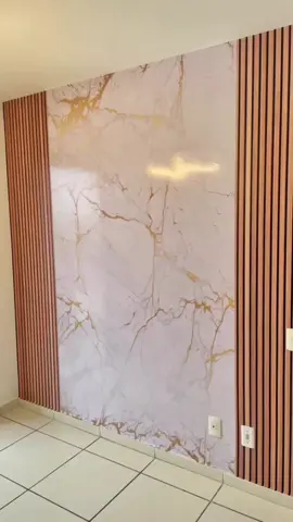 Papel de parede na sala de TV Por:: @tjenvelopamentos #papelpersonalizado #arquiteturaedesign #casasmodernas #apartamento #decoração #designdeinteriores #decoracao #apartamentos #clickedecore #interiordesign #homedecor #homedesign #moveisplanejados #inspiracao 