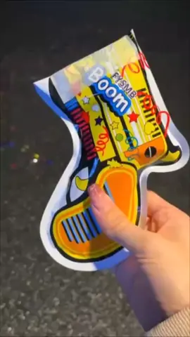 Mari perkenalkan Popper Confetti Gun - senjata serbaguna yang dapat membuat setiap acara ulang tahun lebih meriah dan menggembirakan.  Popper Confetti Gun adalah alat yang dapat meletupkan konfeti berwarna-warni dengan hanya menarik pelatuknya.  Ini bukanlah senjata biasa, tetapi senjata kilat keceriaan yang dapat membuat suasana penuh dengan kegembiraan dan senyuman.  Dapatkan Popper Confetti Gun sekarang dan jadikan setiap ulang tahun anda menjadi perayaan yang tak terlupakan. Pesan sekarang sebelum kehabisan stok! #sweetbubbleenterprise #eezikedaibunga #fyp #birthdayparty #balloon #confetti #event #popperconfettigun #confettiboom 