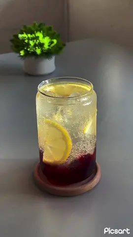 Sparkling Blackcurrant Lemonade 🍋 Recipe 50ml Blackcurrant jam Ice cubes Sparkling water Lemon as garnish Mint as garnish #aestheticdrinks #homecafe #sparkling #water #blackcurrant #lemon 