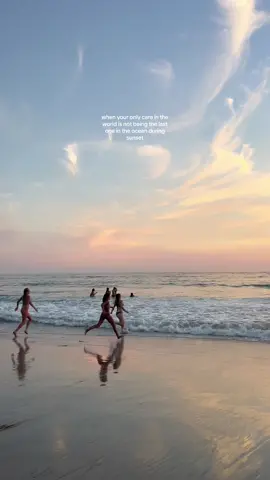 not a care in the world🫧🐠 #realisticroutineswithken #sandiegolife #smallbeachtown #oceandip #sunsetswimmingatthebeach #sunsetswim #playingintheocean #sunsetaesthetic 