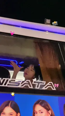 niat mau pulang eh ngga bisa karna jalannya ketutup sama bisnya jkt48 😅🎀 #jkt48 #jkt48newera #jkt48marsha #jkt48gracia #summertoursurabaya #jkt48summertour2023 #jkt48summertour #surabaya 