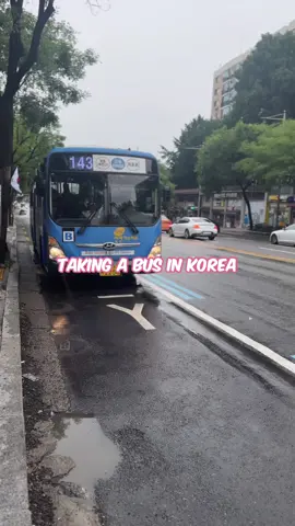 Taking a bus in Korea First, buy a T-money card at a convenience  store. Take a bus. Tap the card. bus fare Ring the bell when you get off. Then the driver opens the door. Tap the card again for free transfer. #seoul #travelseoul #seoultravel #seoultrip #korean #corea #coreano #learnkorean #koreanculture #koreanlanguagelearning 