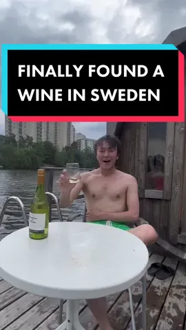 Cheers to fun summer #cheers #systembolaget #floatingsauna #swedishdrinkers #winelover #whitewine #chardonnay #stockholm #sweden #swedishlife #tiktoksweden #tiktoksverige #svenskatiktok #CapCut #winetok 