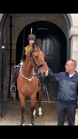 #foryoupage  #tiktokviral #viraltiktok #viralvideo #videoviral #follow #subscribe #like #share #bestvideo #fypviral #donottouch  #horseguardsparade #changingoftheguards #royalguards #thekingsguards #kingsguard #kingshorse #fyp #foryou #fypシ #fanpage #tourists #london #kingstroop #royalhorse 