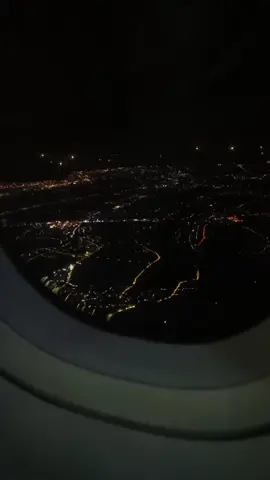 Toàn cảnh TP Đà Nẵng về đêm từ góc nhìn trên ô cửa sổ máy bay #đà_nẵng 