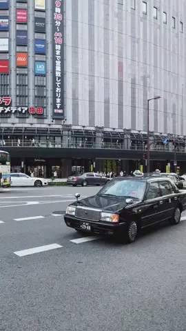 Kh chỉ Rolls-Royce , mà Toyota Crow giá trị cốt lõi bền bỉ với thời gian cũng có tự động đóng mở cửa . Mội tội bên nhật cũng chỉ để chạy taxi 🥲 #toyotacrown #toyota  #mexe #xedep 
