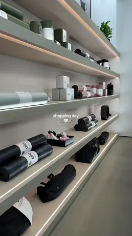 tell me i’m not the only one who finds shopping super relaxing 🙃  #shopping #shopwithme #shoppingvlog #aloyoga #ShoppingSpree 