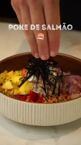 POKE DE SALMÃO 🍣  - 🐟🎥 Preparem-se para refrescar os vossos dias com uma explosão de sabores! Hoje vou partilhar a minha receita de Poke de Salmão.  Perfeita para os dias mais quentes em que procuramos refeições frescas e leves. 🌞🍣 👩‍🍳👨‍🍳 Nesta tigela repleta de cores e ingredientes frescos, o salmão suculento é o protagonista. Vou mostrar-vos todos os passos para criar um Poke irresistível. Preparem-se para um verdadeiro festival de sabores! 🥢✨ Partilhem nos comentários as vossas combinações favoritas de ingredientes para o Poke de Salmão. Adoram abacate cremoso, pepino crocante ou manga doce? Ou talvez tenham alguma dica especial para realçar o sabor do salmão… - INGREDIENTES 50g de quinoa 150g de salmão em cubos Meia cebola roxa  Meia manga madura 1 lima 1 c. sopa de soja 1 c. sopa de molho agridoce 1 c. sopa de queijo creme 1 folha de alga nori  1 c. sopa de amendoim com mel  Cebolinho (opcional) Malagueta (opcional) - - - - - #qchef #ochefemtuacasa #PokeDeSalmão #ComidaFresca #RefeiçõesLeves #DiasQuentes #CulináriaSaudável #DelíciasGastronómicas #InstaFood #PartilhaDeReceitas #SaboresFrescos #AmigosDaCozinha