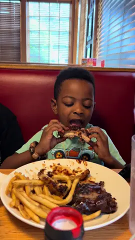 Tre: 1 Ribs: 0 - no ribs left behind!! 😂😂😂 #ribs #ribsrecipe #applebees #applebee #eating #kidsoftiktok 
