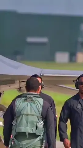 The f16 demo team belonging to Misawa Air Base in Japan.            The pilot's name is Sirius #f16demoteam #f16fightingfalcon #usaf #misawaairbase #アメリカ空軍#三沢基地 #戦闘機