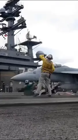 Decolagem de um porta avioes por meio de catapultas!  . . #f18 #f18hornet #f18supernornet #usnavy #usmarines #ussnimitz #ussgeorgehwbush #usscarlvinson #ussdwightdeisenhower #ussenterprise #ussgeraldford 