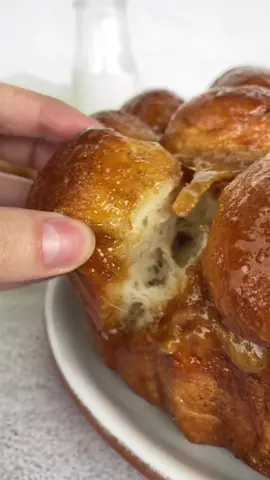 Já ouviu falar em Monkey Bread? Monkey bread é um pão doce caramelizado formado por várias bolinhas e aromatizado com canela Ingredientes da massa: 375g de leite integral 7g de fermento biológico 72g de açúcar 640g de farinha de trigo 6g de sal 2 ovos 82g de manteiga derretida Para o caramelo: 1/2 xícara de manteiga 1 xícara de açúcar Forno: 180° por 35-45 minutos ou até dourar #monkeybread #paodoce #paocaseiro #receitadepao 