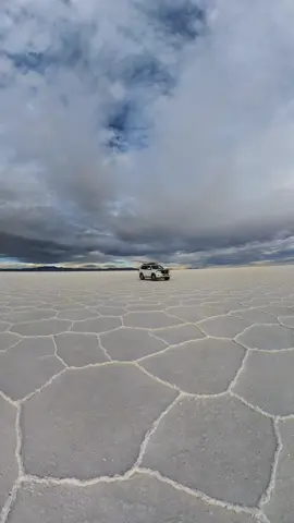 Majestuoso Salar de Uyuni ✨ #bolivia #salardeuyunibolivia🇧🇴 #majestuoso #naturalezaincreible #andreatours #toursim #inmenso 