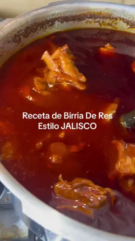 Birria de Res ESTILO JALISCO en olla expresse🙌🏻😋 DELICIOSA Y SUPER RAPIDA!!!!!  No olvides seguirme🤩🤠#recetas #comida #cocinando #ricorico #comohacerlo #AprendeEnTikTok #mexico #birriatacos #birriaderes #birriarecipe 