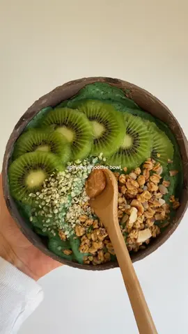 spirulina smoothie bowl 🥝🫶🏽 #spirulina #smoothiebowl #healthyrecipes #breakfast #healthybreakfast #breakfastideas #thicksmoothiebowl #smoothie #greensmoothie #plantbased #wholefoods #granola #foryou #fypシ #viral 