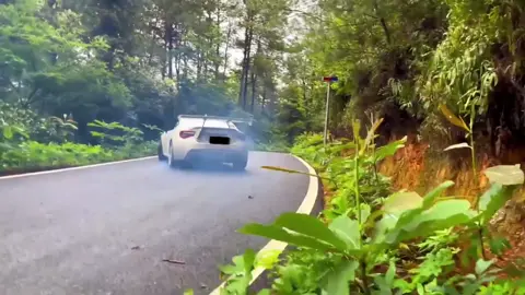 Driver with extreme wheel gliding skills #chinaoda #offroading