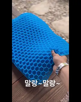 여름방석은 빅스방석!! 엉덩이 땀차고 허리 불편했던 사람 손!! 이 모든걸 해결해주는 여름 다용도 빅스방석#쿨방석 #사무용 #자동차용품추천 #다용도 #여름준비템 #빅스방석  주소: https://bit.ly/3OkHxxu