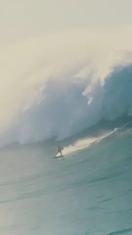 🌊🚁 Se você pudesse voar por cima das ondas Gigantes de Nazaré, o que você faria primeiro? 🏄‍♂️😍 Que tal esse vídeo das ondas quebrando no Farol de Nazaré para inspirar?! 🎥✨ Conte nos comentários abaixo qual o primeiro pensamento que vem à mente quando você se imagina voando sobre essas ondas colossais? ⬇️🤔 Marque seus amigos aventureiros que adorariam vivenciar esse momento incrível com a gente! 📸🌊🔥 🎥: @Porkito 🎥: @MaquinaVoadora 🎞️: @ludlegentil #GigantesDeNazaré #AerialViews #NazaréLighthouse #BigWaves #Adventurers #NatureLovers 🌊🚁🌅 GB 🌊🚁 If you could fly above the Giant Waves of Nazaré, what would you do first? 🏄‍♂️😍 How about this video of the waves breaking at the Nazaré Lighthouse to inspire you?! 🎥✨ Tell us in the comments below what's the first thought that comes to your mind when you imagine yourself flying over these colossal waves? ⬇️🤔 Tag your adventurous friends who would love to experience this incredible moment with us! 📸🌊🔥 #GigantesDeNazaré #AerialViews #NazaréLighthouse #BigWaves #Adventurers #NatureLovers 🌊🚁🌅 @sescrio Sobre o Sesc RJ: Com 46 espaços no estado do Rio de Janeiro, o Sesc RJ é referência nas áreas de Cultura, Educação, Saúde, Lazer, Esporte, Assistência e Turismo Social. São 76 anos dedicados à promoção da Cultura e do Bem-Estar Social. #SescRJ #Sescmaisesporte#gigantesdenazare #ondasgrandes #nazaré #surfe #portugal #travel #viagens #towin